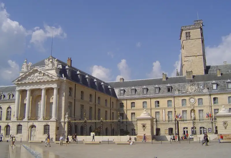 Photo de l'hôtel de Ville de Dijon sur la Place de la Libération, Agence SEO Dijon Zooka