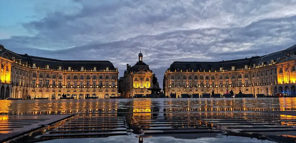 Photo de la Place de la Bourse à Bordeaux, de nuit, Agence SEO