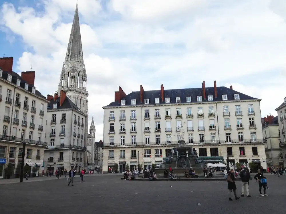 photo de la place de l'hôtel de ville de Nantes Agence SEO