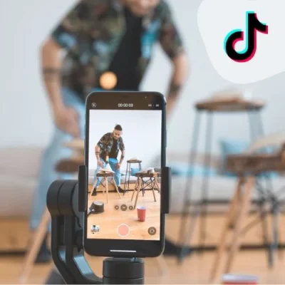 photo tiktokeur qui filme une vidéo pour agence tiktok ads